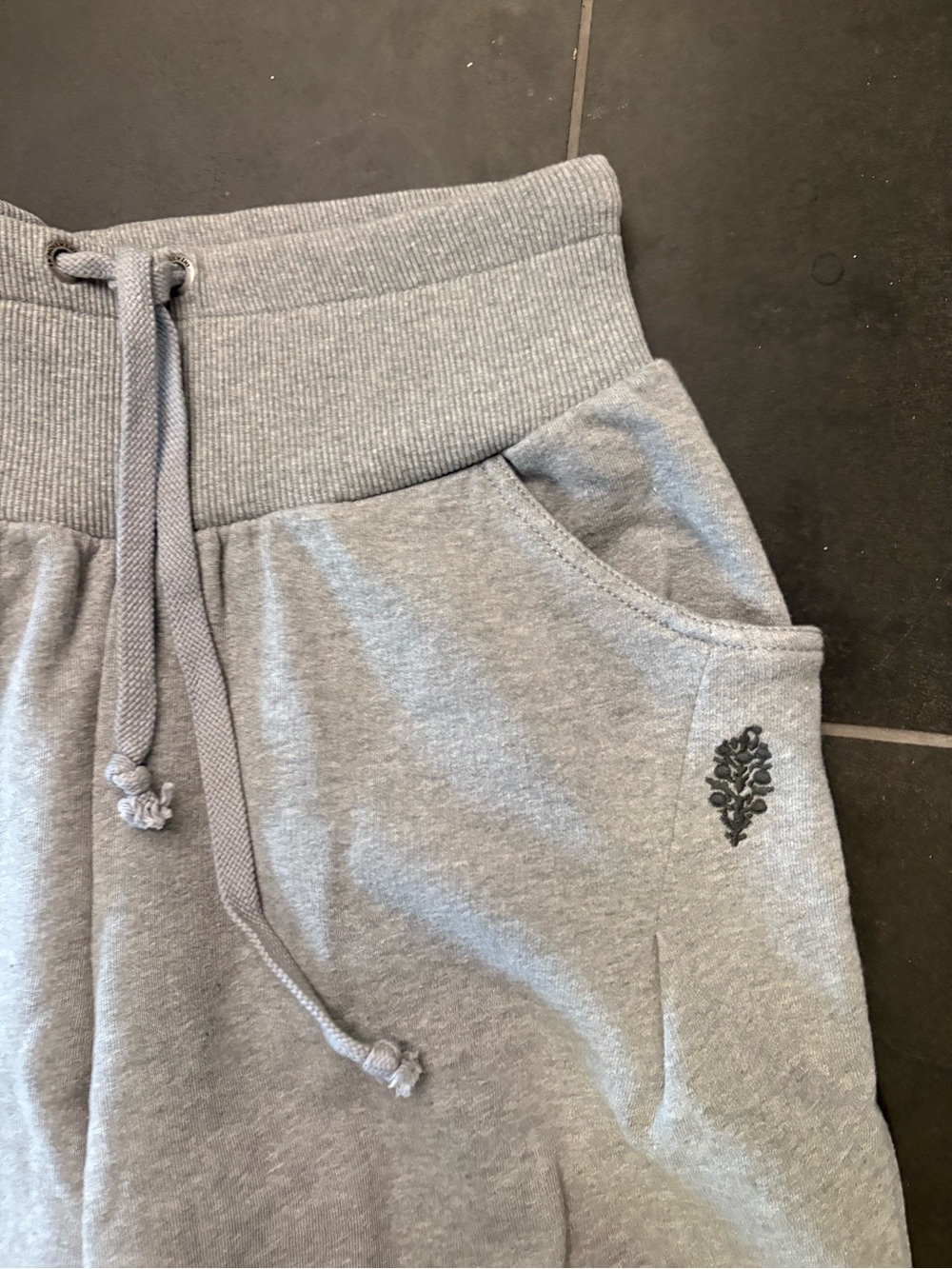 Like New! FP movement day off pants in grey size M - Picture 5 of 10